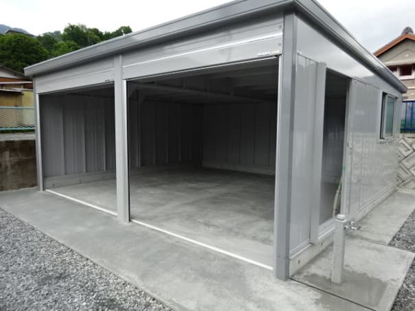 2連ガレージ、シャッター開口部の開放感。