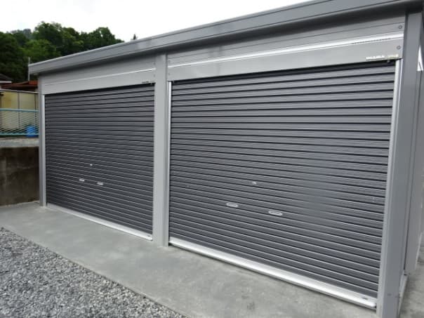 濃色シャッター、落ち着いた外構の顔。