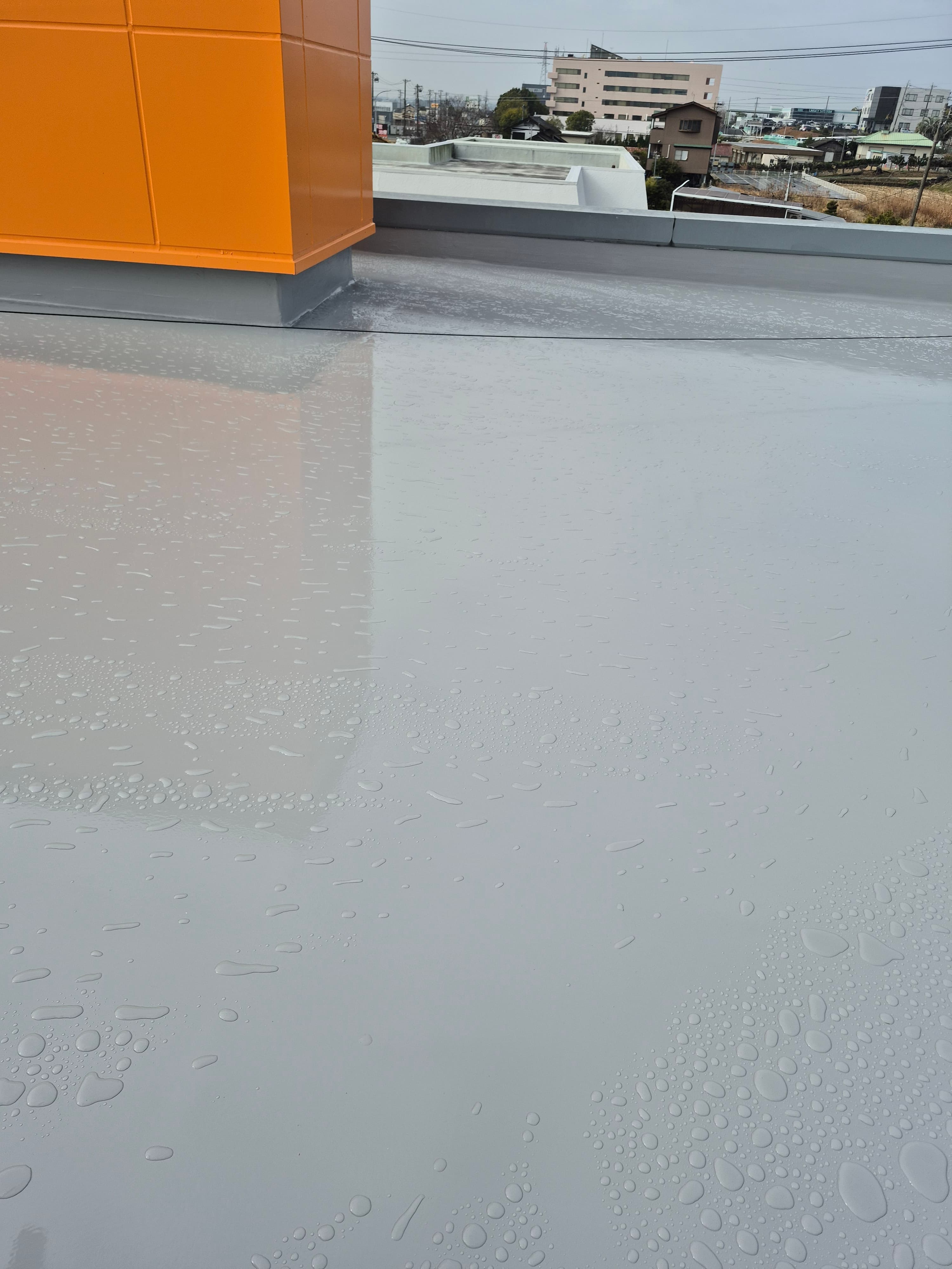 屋上防水、白く蘇った水平面。